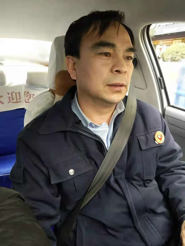 【拾金不昧】為隴運(yùn)集團(tuán)潤(rùn)祥出租車公司駕駛員“王劉德”點(diǎn)贊！！