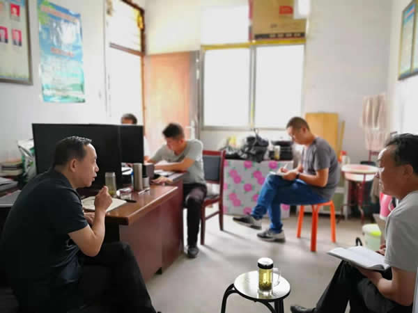 隴運(yùn)集團(tuán)公司黨委書(shū)記、董事長(zhǎng)李寅祥深入琵琶鎮(zhèn)寧強(qiáng)村檢查指導(dǎo)幫扶工作