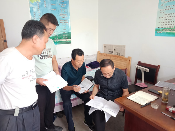 隴運(yùn)集團(tuán)公司黨委書(shū)記、董事長(zhǎng)李寅祥深入琵琶鎮(zhèn)寧強(qiáng)村檢查指導(dǎo)幫扶工作