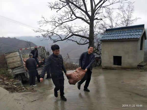 隴運(yùn)集團(tuán)公司開展“解難題、辦實(shí)事、送溫暖”主題黨日活動(dòng)