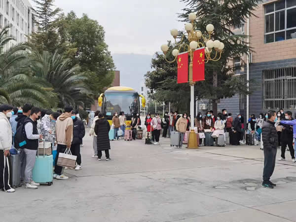 隴運(yùn)集團(tuán)公司“點(diǎn)對(duì)點(diǎn)”愛(ài)心直通車(chē)護(hù)送返鄉(xiāng)人員平安回家