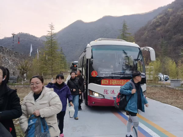 隴南市隴運集團文縣客運公司、公交公司圓滿完成“春韻文州·白馬盛典2026文縣白馬山寨跑山賽”運輸保障任務(wù)
