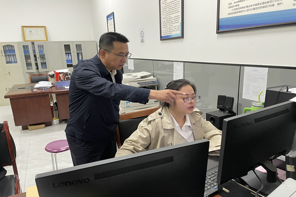 隴南市隴運(yùn)集團(tuán)公司黨委書記、董事長馬明喜深入一線開展“五一”節(jié)日期間安全生產(chǎn)檢查